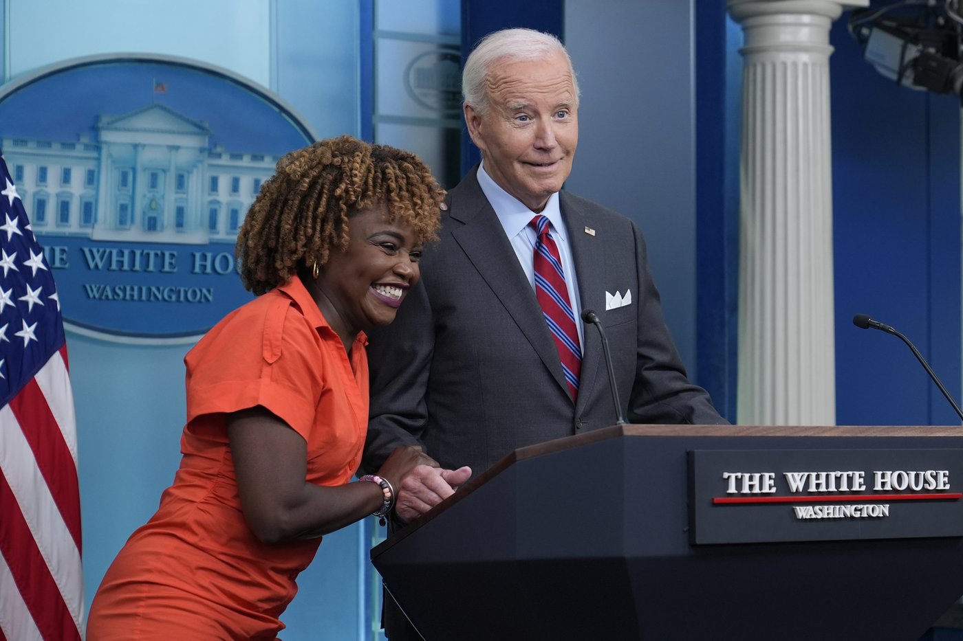 Biden répond aux questions dans la Maison-Blanche, une première de sa présidence