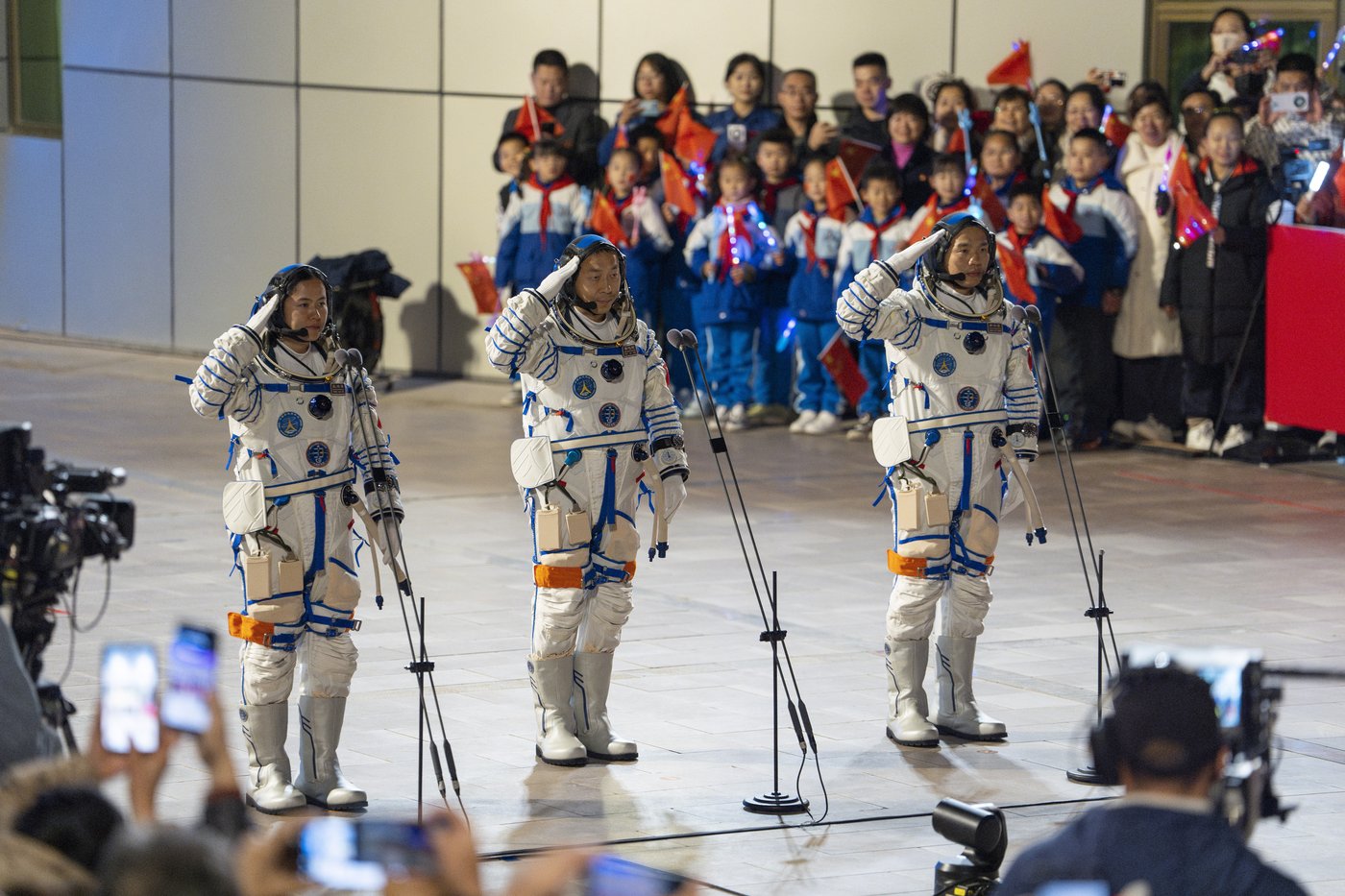 La Chine envoie trois nouveaux astronautes sur sa station spatiale