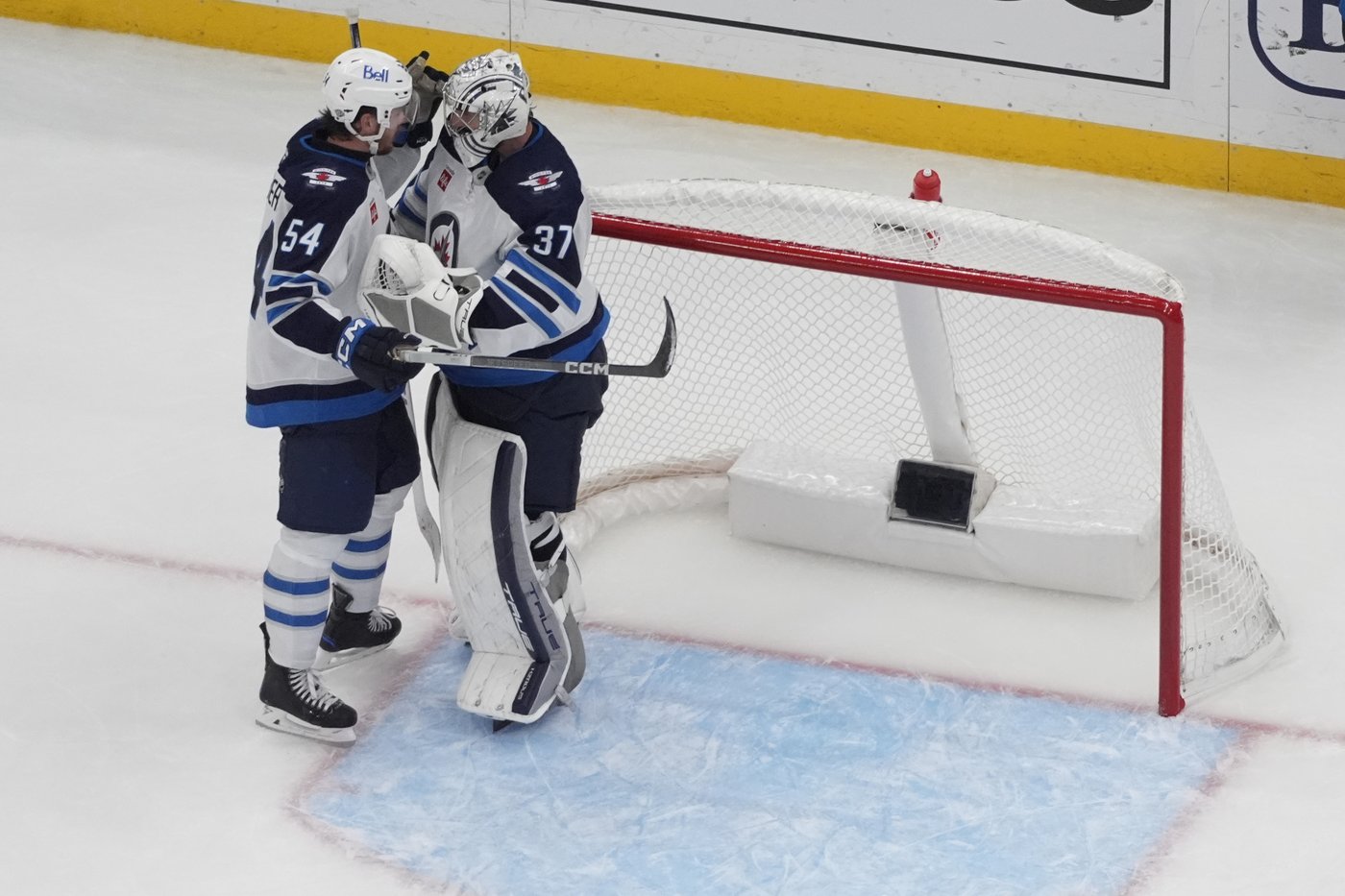 Les Jets sont toujours parfaits cette saison grâce à un gain de 3-2 face aux Blues