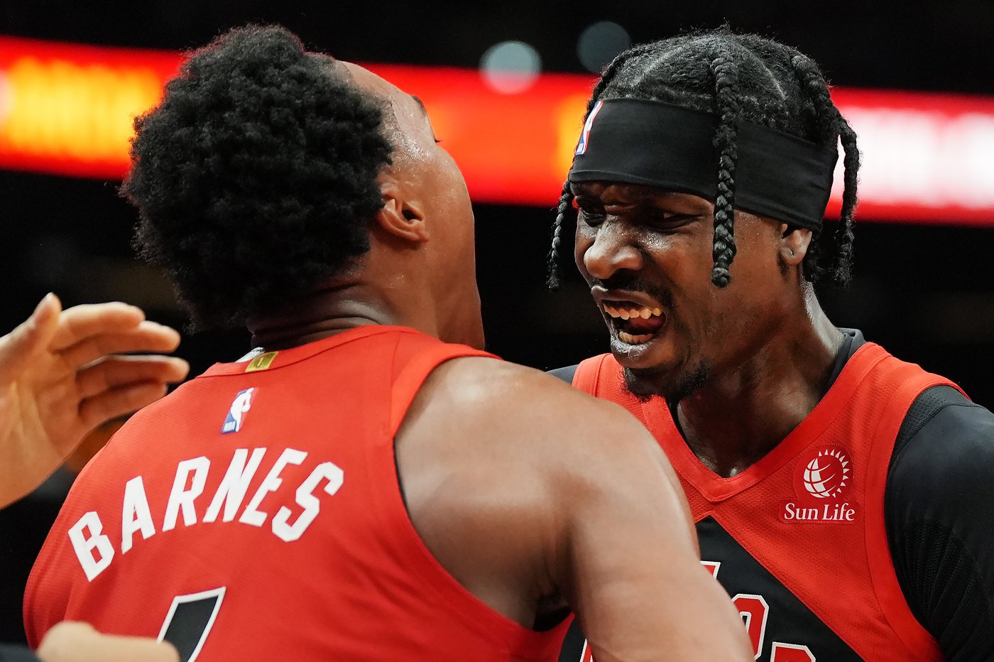 Toronto l’emporte par huit points devant les 76ers; Barnes récolte 27 points