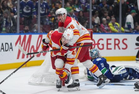 Connor Zary met fin à un match complètement fou entre les Flames et les Canucks