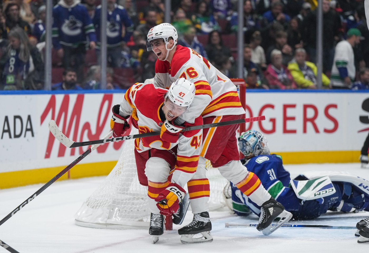 Connor Zary met fin à un match complètement fou entre les Flames et les Canucks