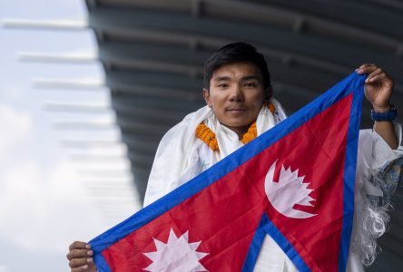 Un jeune alpiniste qui a battu un record est accueilli en héros chez lui au Népal