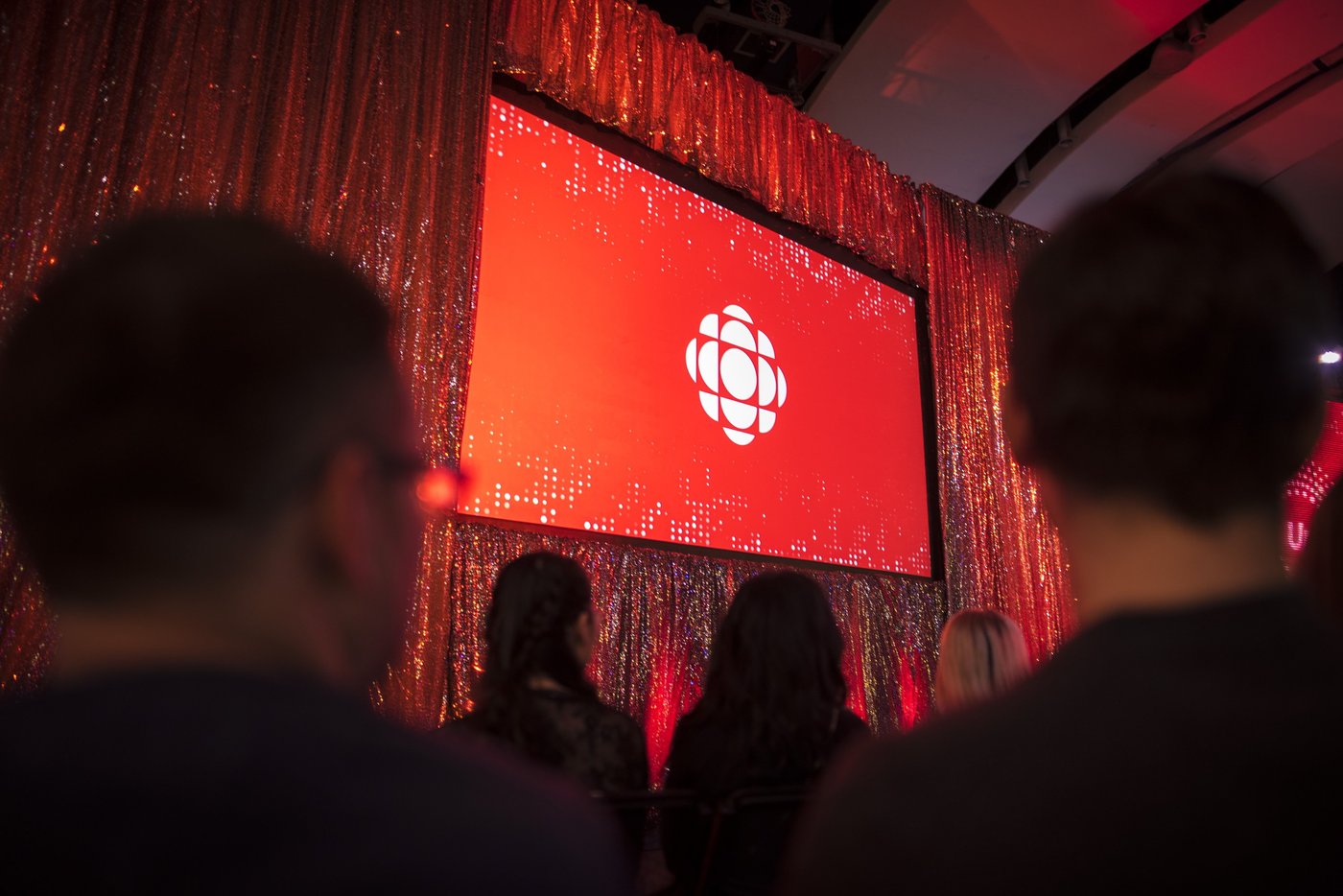 Une majorité de Canadiens veut préserver CBC/Radio-Canada et continuer à la financer