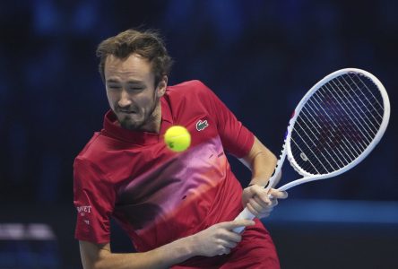 Medvedev défait de Minaur 6-2, 6-4 et peut toujours rêver aux Finales de l’ATP