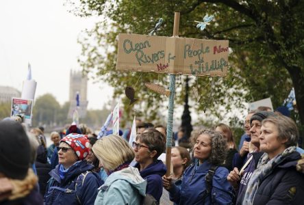 Des Londoniens manifestent contre les cours d’eau pollués par les eaux usées